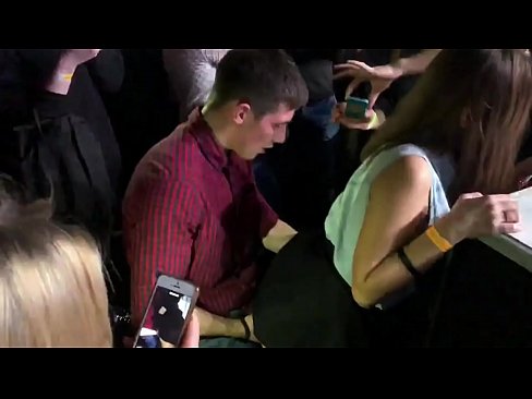 ❤️ Tinuod nga sekso sa usa ka nightclub sa Russia. Ang 18-anyos nga Ruso nga babaye sa anus ug puwerta nakighilawas sa usa ka nightclub Anal porn sa amon ☑